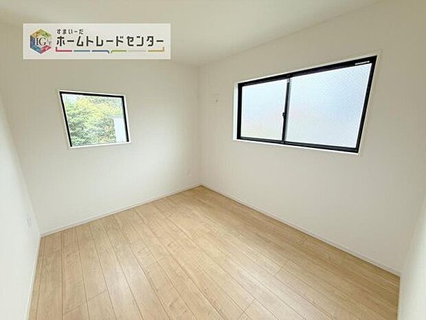 【洋室】全居室2面採光です。光を取り入れやすのはもちろんですが、建物全体の窓の数も増えておりますので、換気性能に優れた物件です。窓を開ければ家中を気持ちの良い風が通り抜けます。