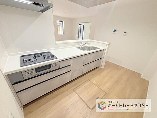 【【システムキッチン】】見栄えもよくお手入れもスムーズに出来ます。豊富な収納力もございますので、キッチンスペースをスッキリとお使い頂けそうです。
