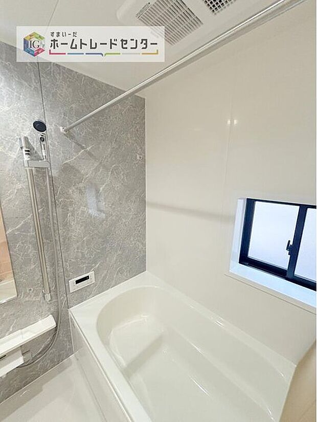 【【浴室】】一坪タイプのユニットバスは、足をしっかりと延ばして一日の疲れを癒すことが可能です。浴室暖房乾燥機も完備しておりますので、カビの心配が無いのはもちろん、雨の日のお洗濯物はお風呂で乾かせます。