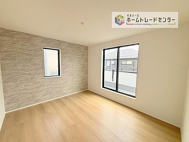 【洋室】日当りの良さは写真でも充分に伝わるかと思いますが、開放感のある周囲にめぐまれたおかげで、風通しもとても良くなっております。ぜひ現地を見ていただき体感していただきたいポイントです。