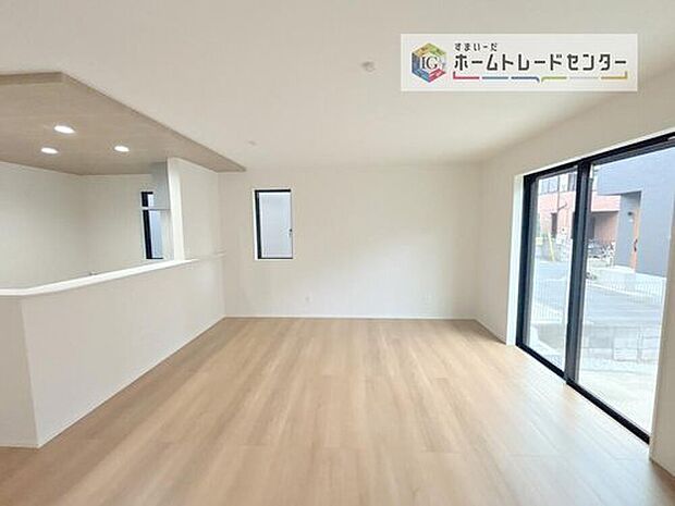 【リビング】日当たりもよく、広々としたリビングです。ゆったりとした家族の時間をお過ごしいただけます。休日はご家族そろって、またはお友達を誘って、明るいリビングで楽しい時間をお過ごしください。