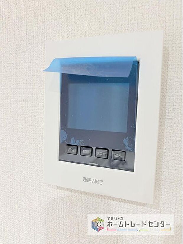 【【TVモニター付きインターホン】】録画機能もあり、どのような人が何時に来訪されたのかが分かります。防犯上はもちろん、お届け物などの把握にも便利です。ライトが付いているので、夜間でも安心です。