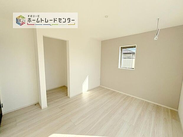 【洋室】大容量のウォークインクローゼットのある居室です。どなた様でも収納に頭を悩ませたことがあるかと思います。WICがございますと一気に解決いたしますし、お部屋を最大限の空間ですっきりお使い頂けます。