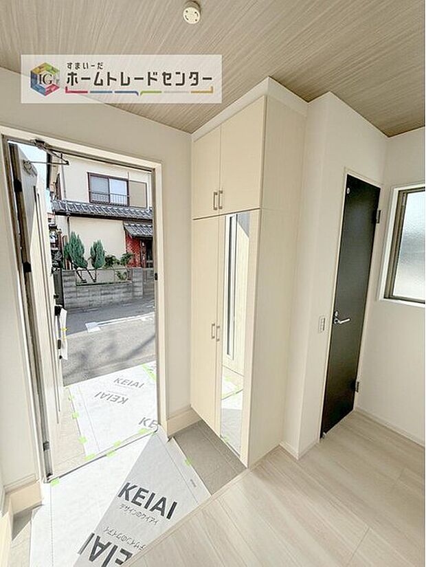 【玄関】姿見付きの下駄箱でお家を出る前にコーディネートの最終チェックをすることができます♪大容量の収納力でご家族の履物もすっきり収納できます♪片付けが楽になる豊富な収納は、日々のストレス軽減にもつながります