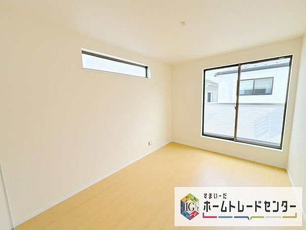 【洋室】2面採光の洋室です。窓からの眺望もよくなり視界が広いので、部屋にいても飽きません、そしてもちろん大切なのは明るさと風通し、明るい日差しと心地よい風で自分のお部屋でくつろげる贅沢をご提供します。