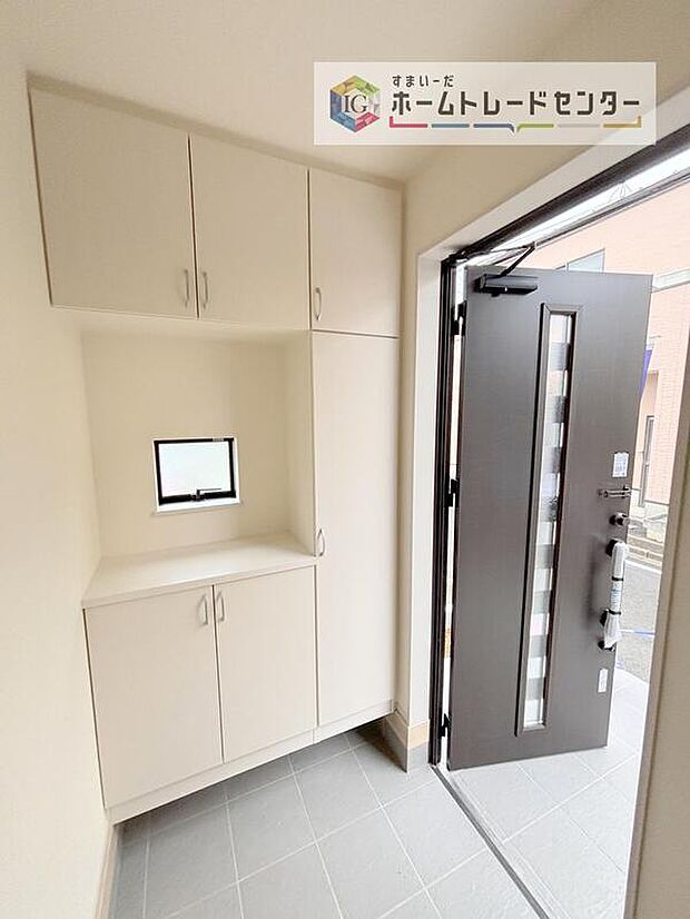 【玄関】天井近くまでの高さがあり、収納力が高いコの字型のシューズボックスです♪ご家族の履物もスッキリできます。間の空間部分は、家族のカギ置き場にして機能的に使ったりと、様々な用途で使用できます。