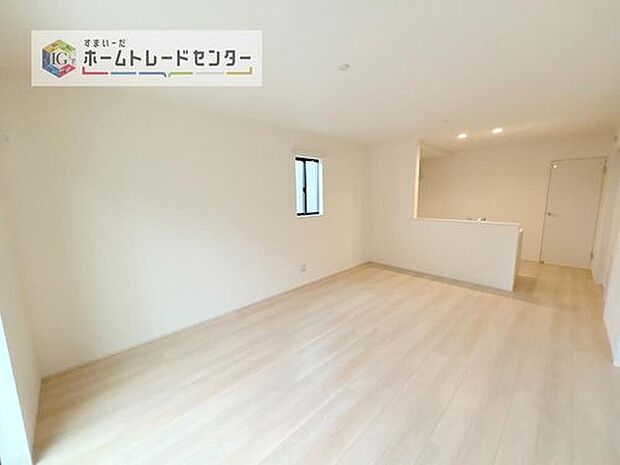 【【全居室フローリング】】カーペットや畳のようにほこりや汚れが繊維に入り込むことがないので、とても掃除やお手入れがしやすいです。子供たちの食べこぼしなどで床が汚れてしまった場合も手間がかかりません！