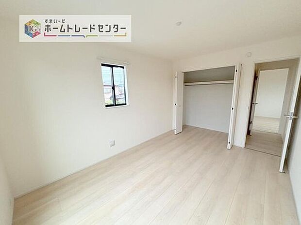 【洋室】収納スペースは住宅を探す際には重要なポイントの一つだと思います。そのため少しでも空間が取れるところは可能な限り収納スペースとしたしました。居室をスッキリとお使いいただきたいお客様に大変喜ばれています。