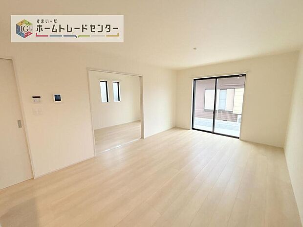 【リビング】広々としたリビングは南側に設けた掃き出し窓からたくさんの陽光を取り入れてくれます。家族が集まる空間ですからやはり明るさと、暖かさは大切です。広さがありますので家具の配置に悩まなくて済むのも良いです。