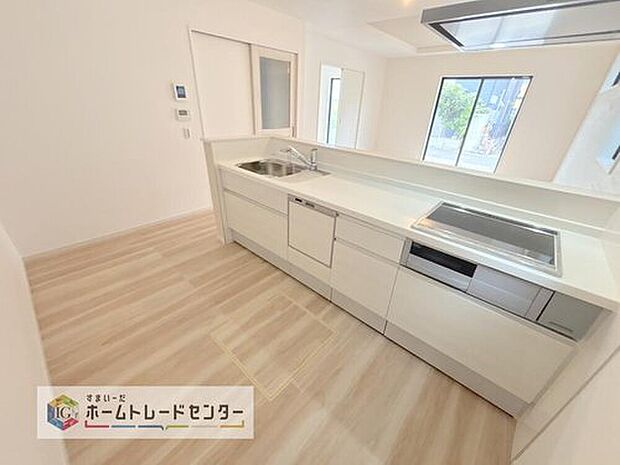 【【システムキッチン】】キッチンスペースはご家族みんなで作業ができるスペースを確保しております。みんなで楽しくお料理やお片付けをすれば、家事の時間も家族のコミュニケーションの時間に変わります。