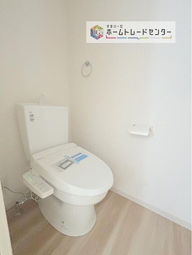 【【トイレ】】暖房機能の付いた便座は冬の寒い日にはあって良かったと本当に思います。もちろん快適で清潔なシャワー機能は標準で備えています。スペースも広くとっているので普段のお掃除もしやすいトイレスペースです。