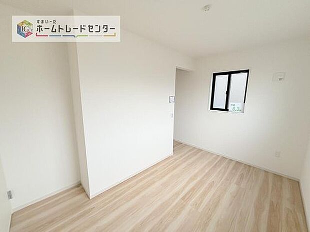 【洋室】実はこのお部屋は、この住戸で一番日当たりの悪い少し暗めのお部屋です。しかし2面採光をしっかりとっていることもあり、お天気が悪くても昼間に電気を必要とするようなことはありません、充分な明るさです。