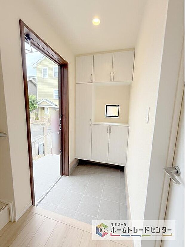 【 玄関】玄関に備え付けのシューズボックス。大容量の収納力でご家族の履物もすっきり収納できます♪片付けが楽になる豊富な収納は、日々のストレス軽減にもつながります。