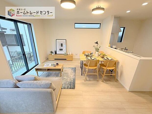 【 リビング】日当たりもよく、広々としたリビングです。ゆったりとした家族の時間をお過ごしいただけます。休日はご家族そろって、またはお友達を誘って、明るいリビングで楽しい時間をお過ごしください。