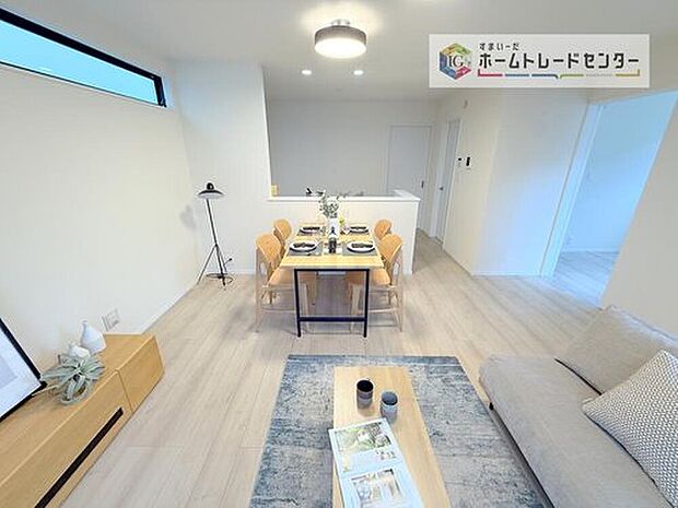 【リビング】対面キッチン前の空間を広めにとっておりますので、ダイニングテーブルを置いてご家族皆様で食卓を囲ってもらっても充分なスペースがございます。家族で楽しいお食事のお時間をお過ごしください。