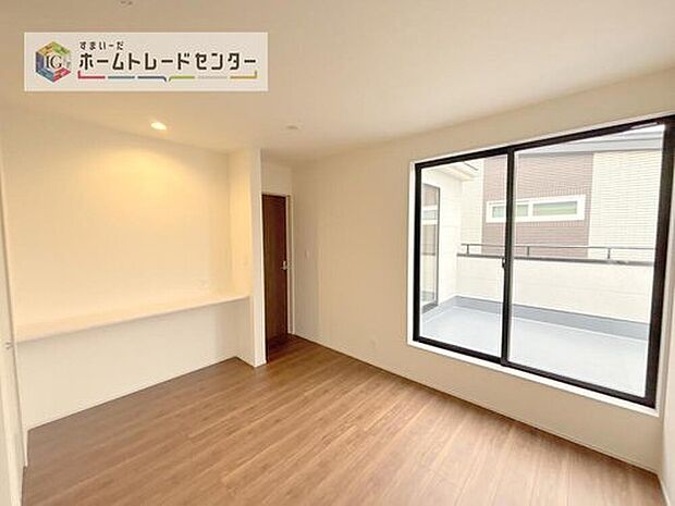 【洋室】主寝室は8.5帖、お子様がまだ小さいご家庭なら２階のお部屋はここだけでいいかもしれません、もちろんウォークインクローゼットがついておりますので、荷物に悩まされることなく、好きに家具の配置ができます