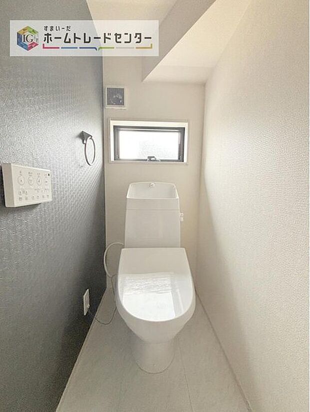 【【トイレ】】暖房機能の付いた便座は冬の寒い日にはあって良かったと本当に思います。もちろん快適で清潔なシャワー機能は標準で備えています。スペースも広くとっているので普段のお掃除もしやすいトイレスペースです。