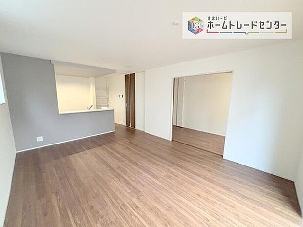 【リビング】対面キッチンの前にダイニングテーブルを置き、手前側がリビングスペースになるかと思います。広く奥行きがありますので、ダイニング、リビングの各スペースの役割をしっかり分けて確保していただけます。