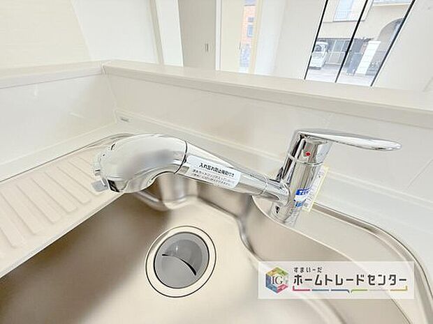 【【浄水器】】浄水カートリッジ内蔵で場所を取らずに見た目もスッキリ。ノズルはシャワーヘッドになっておりお掃除も楽々です。

