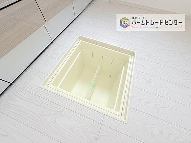 【【床下収納】】しばらく使わない調理器具や、めったに出さない食器などはキッチンの棚を圧迫しがち。床下収納に移動することで、空いたスペースを有効に使えるようになります。

