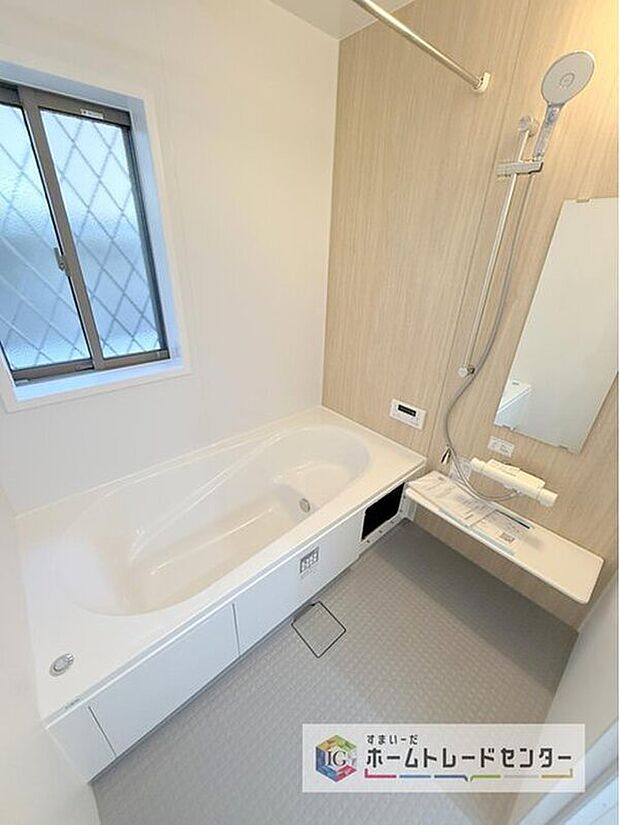 【【1坪タイプバスルーム】】足を伸ばして毎日の疲れを癒せる広々1坪タイプです。半身浴もでき、ゆっくりと寛げます。お子様と一緒でも快適に入浴が出来ますね。
