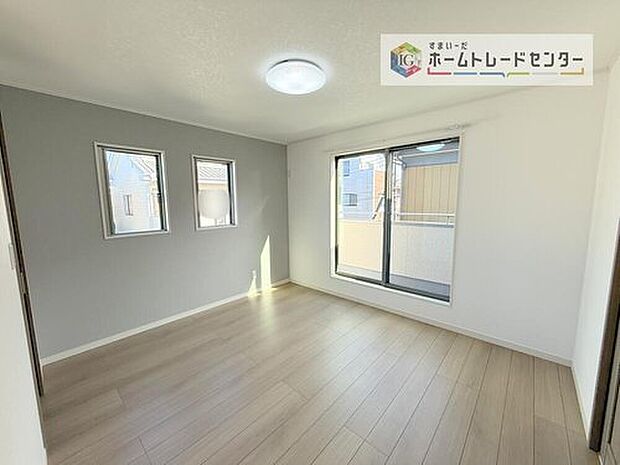 【洋室】日当りの良さは写真でも充分に伝わるかと思いますが、開放感のある周囲にめぐまれたおかげで、風通しもとても良くなっております。ぜひ現地を見ていただき体感していただきたいポイントです。