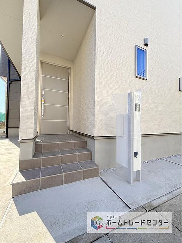 【玄関】駐車場横のアプローチを上がると、高級感のある玄関ドアがございます。玄関を開けると広々とした空間と収納も目の前に！玄関が広い家は入った瞬間から気持ちが良いです。ぜひご自身で確かめて見て下さい。