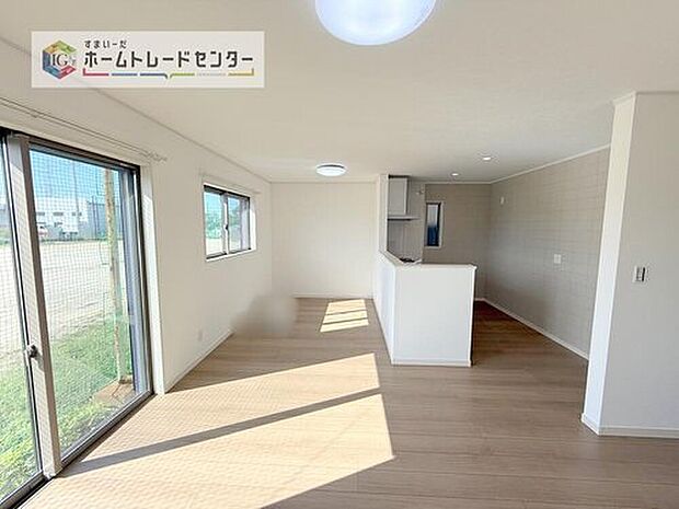 【リビング】縦長で奥行きのあるリビングは、家具の配置がしやすく使い勝手が非常に良いです。特にソファを配置した時にその便利さがお分かりいただけると思います。ゆったりと、くつろげる場所でなくてはならないと考えています