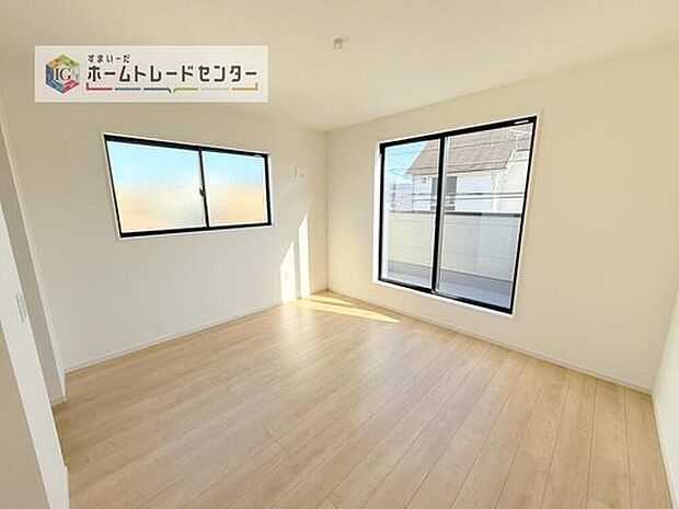 【洋室】日当りの良さは写真でも充分に伝わるかと思いますが、開放感のある周囲にめぐまれたおかげで、風通しもとても良くなっております。ぜひ現地を見ていただき体感していただきたいポイントです。