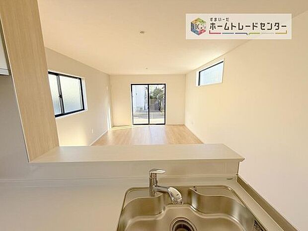 【 キッチン】キッチンからリビングの視界です。家事をしていてもしっかりご家族とコミュニケーションをお取りいただけます。お片付けの当番になった方もこれでしっかりと話題の中に入っていけます。