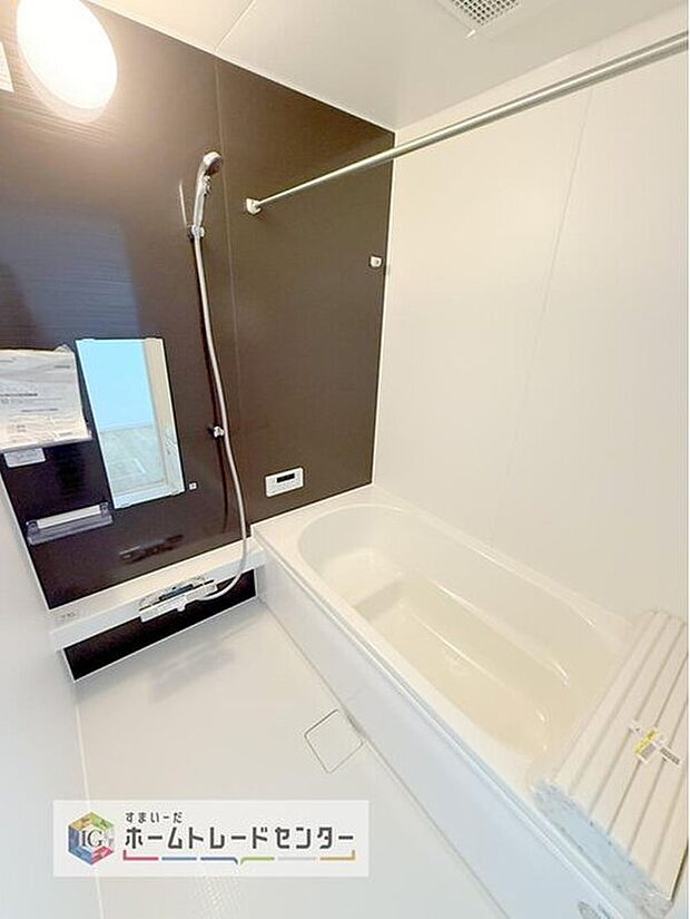 【【浴室】】一坪タイプのユニットバスは、足をしっかりと延ばして一日の疲れを癒すことが可能です。浴室暖房乾燥機も完備しておりますので、カビの心配が無いのはもちろん、雨の日のお洗濯物はお風呂で乾かせます。