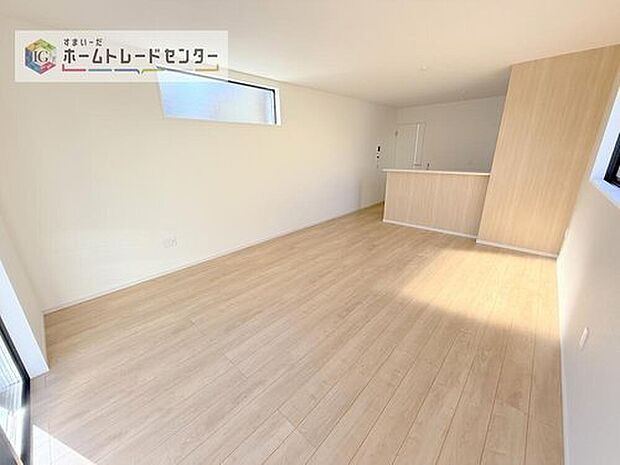 【リビング】対面キッチンの前にダイニングテーブルを置き、手前側がリビングスペースになるかと思います。広く奥行きがありますので、ダイニング、リビングの各スペースの役割をしっかり分けて確保していただけます。