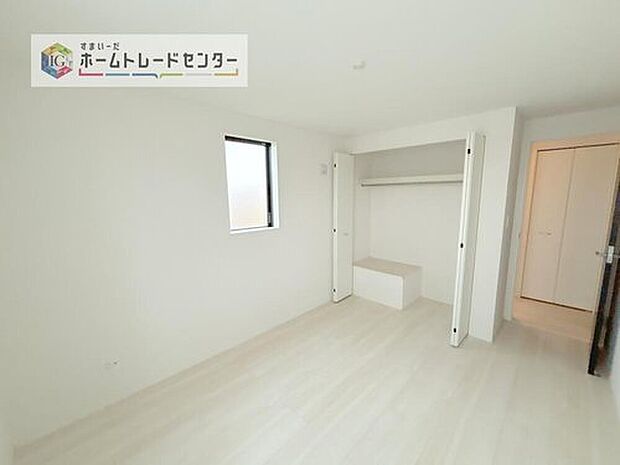 【洋室】収納を完備している居室です。収納が豊富な住宅は居室空間がしっかりと使えるので暮らしやすさが断然に上がります。荷物をを気にすることなく家具の配置をお好み通りにできるのも大きな魅力です。

