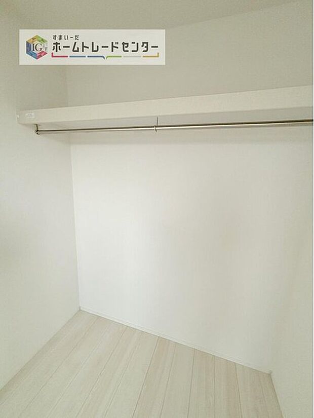 【収納】収納スペースは住宅を探す際には重要なポイントの一つだと思います。そのため少しでも空間が取れるところは可能な限り収納スペースとしたしました。居室をスッキリとお使いいただきたいお客様に大変喜ばれています。