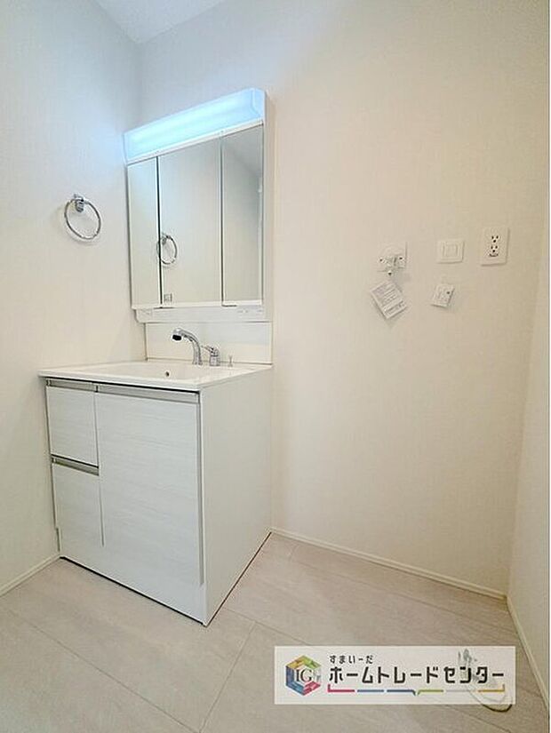 【【洗面所】】合わせ鏡が可能な3面鏡です。朝の忙しい時間でもの身だしなみのチェックもここだけで完結できます。もちろん鏡の後ろは充分な収納力を持った収納となっており、視界に入る部分はスッキリと片付きます。