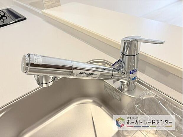 【【浄水器】】浄水カートリッジ内蔵で場所を取らずに見た目もスッキリ。ノズルはシャワーヘッドになっておりお掃除も楽々です。

