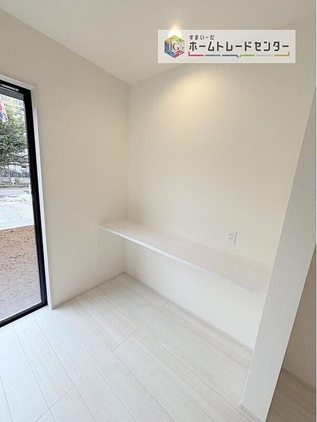 【【スタディカウンター】】LDKにデスクと椅子があれば子どもが宿題をしている時、分からないことや知りたいことがあればすぐに親に声をかけることができます。親子間のコミュニケーションも増えますね♪

