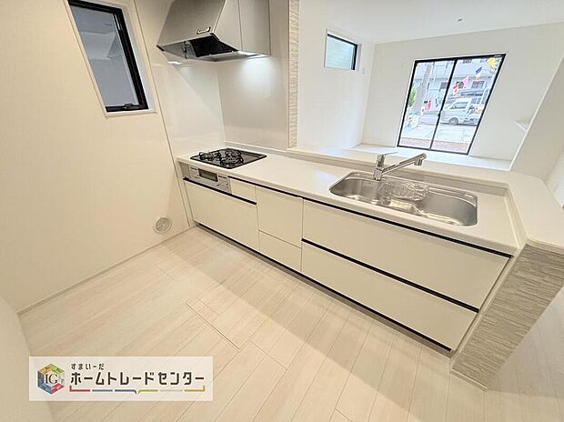 【キッチン】人気の対面式キッチン☆お食事の準備をしながらでもご家族とのコミュニケーションを楽しめます♪スライドタイプの収納を採用してますので、奥までしっかりと収納空間を利用できます。取り出しも簡単に♪