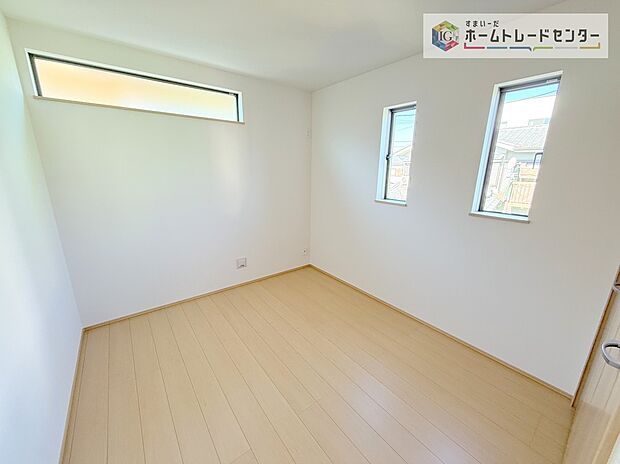 【洋室】この物件の中では唯一北側の少し暗めのお部屋です。あえて暗めと書きましたが、こちらも充分に採光は取れており、天気の悪い日でも電気が必要となるようなことはありません、むしろ熱くなりすぎず勉強がはかどるかも