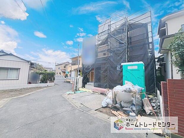 【前面道路含む現地写真】完成してからは見ることのできない、施工方法や構造をしっかりとご確認いただけるのが、建築中の住宅の大きなメリットです。専門知識を持ったスタッフがご説明させていただきます。お気軽にお問い合わせください。
