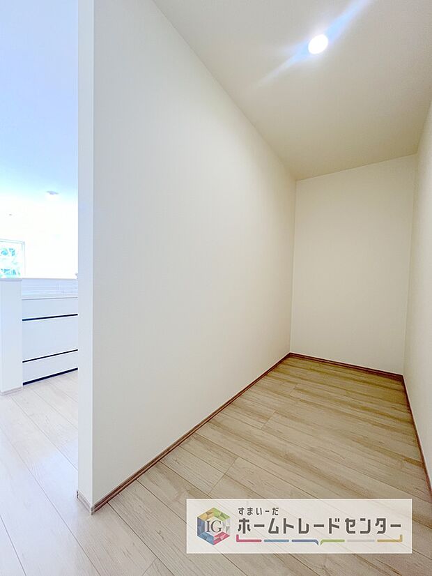 【【パントリー】】ミネラルウォーターや調味料など、まとめ買いしても置き場所の心配がいりません。育ちざかりのお子様を持つママにとっても嬉しいスペースです。