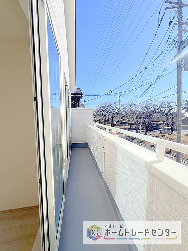 【バルコニー】バルコニーは2部屋以上からの出入りが可能となっております。同じ家族でも生活スタイルが異なる今の時代、昼間お休みになられている方がいても支障なくバルコニーを使えるために必要とされる要素かと思います。