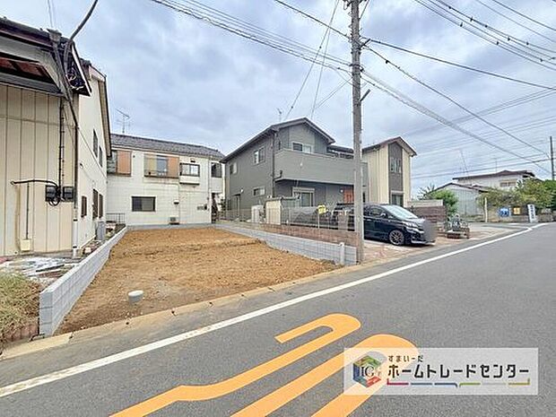 【前面道路含む現地写真】モデルハウスのご案内や、仕様や色の説明も細かくさせていただきます。弊社は飯田グループホールディングス唯一の販売専門会社になるので、細部まで説明いたします。もちろん住宅ローンのご相談だけでも大丈夫です。