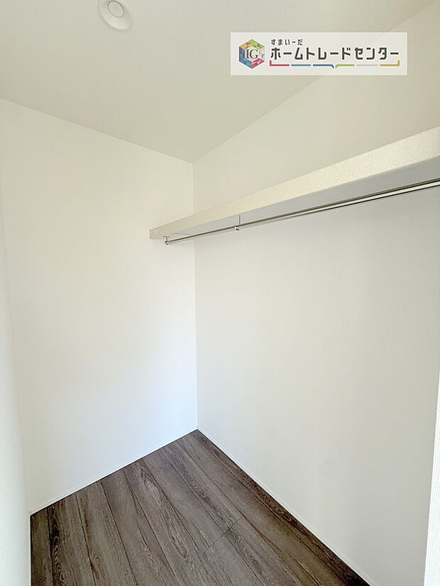 【【ウォークインクローゼット】】お子様との思い出もたっぷりしまえるウォークインクローゼット。衣類だけでなく、鞄などの小物からスーツケースやレジャー用品などの大きな物までたっぷり収納出来ます。