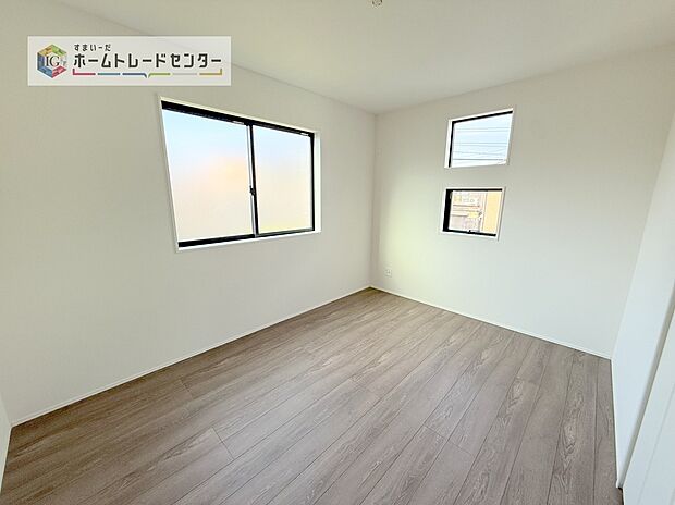 【洋室】実はこのお部屋は、この住戸で一番日当たりの悪い少し暗めのお部屋です。しかし2面採光をしっかりとっていることもあり、お天気が悪くても昼間に電気を必要とするようなことはありません、充分な明るさです。