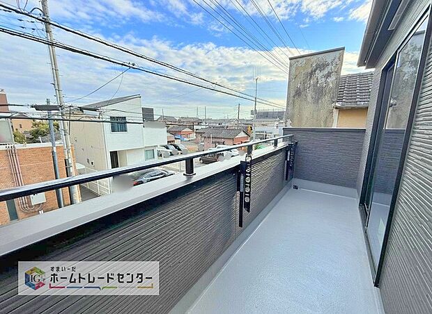 【バルコニー】お洗濯物を干したり、日光浴をしたり、色々なことにお使いいただくバルコニーは、外から見た際に建物の見た目にも大きな影響を与える要素の一つです。自慢の我が家としていただくために形にもこだわりました。