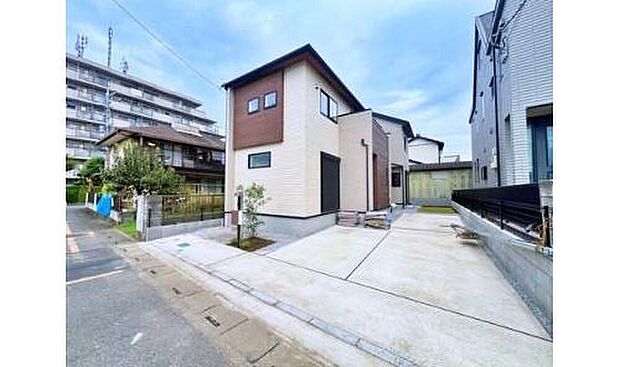 【【カースペース3台】】カースペースが3台分ございますので、家族分の自転車を駐輪したり、急な来客用の駐車スペースとしてもお使いいただけます。