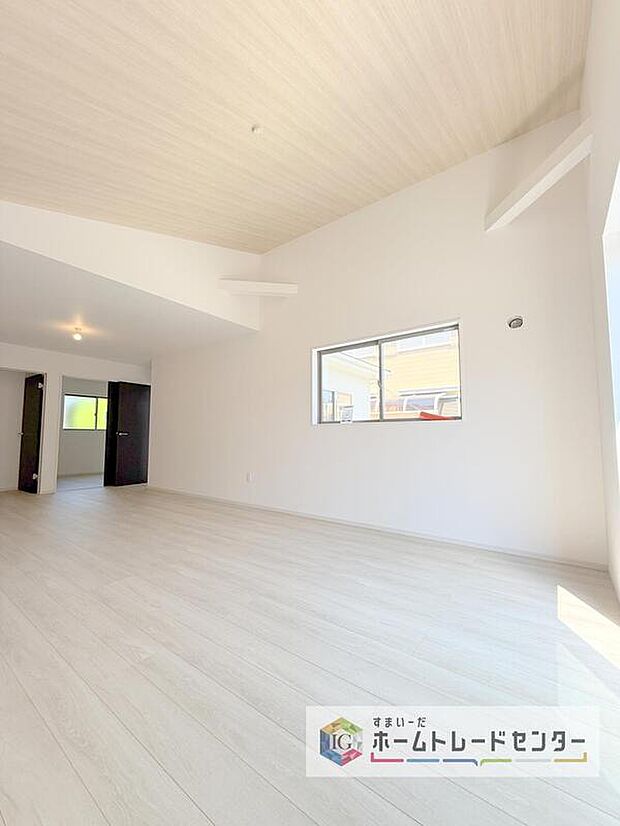 【リビング】20.2帖の広々リビングは天井の一部を勾配天井とすることで、天井高を確保し、開放感を持たせるのと共に、リビング全体のアクセントとして高級感も演出してくれます。