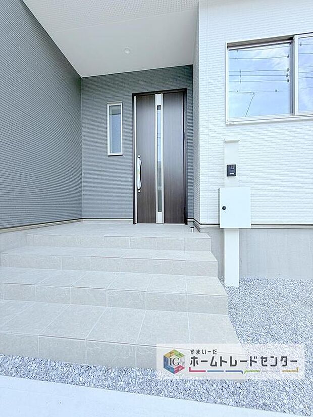 【玄関】駐車場横のアプローチを上がると、木目調の高級感のある玄関ドアがございます。玄関を開けると広々とした空間と収納も目の前に!玄関が広い家は入った瞬間から気持ちが良いです。ぜひご自身で確かめて見て下さい。