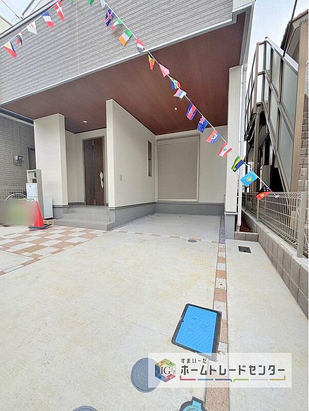 【【ビルトインガレージ】】台風の季節も大切な車を守ることができます。また雨が降っていても乗り降りを気にしなくてよい事や、買い物の荷物を取り込みやすさもメリットのひとつです♪